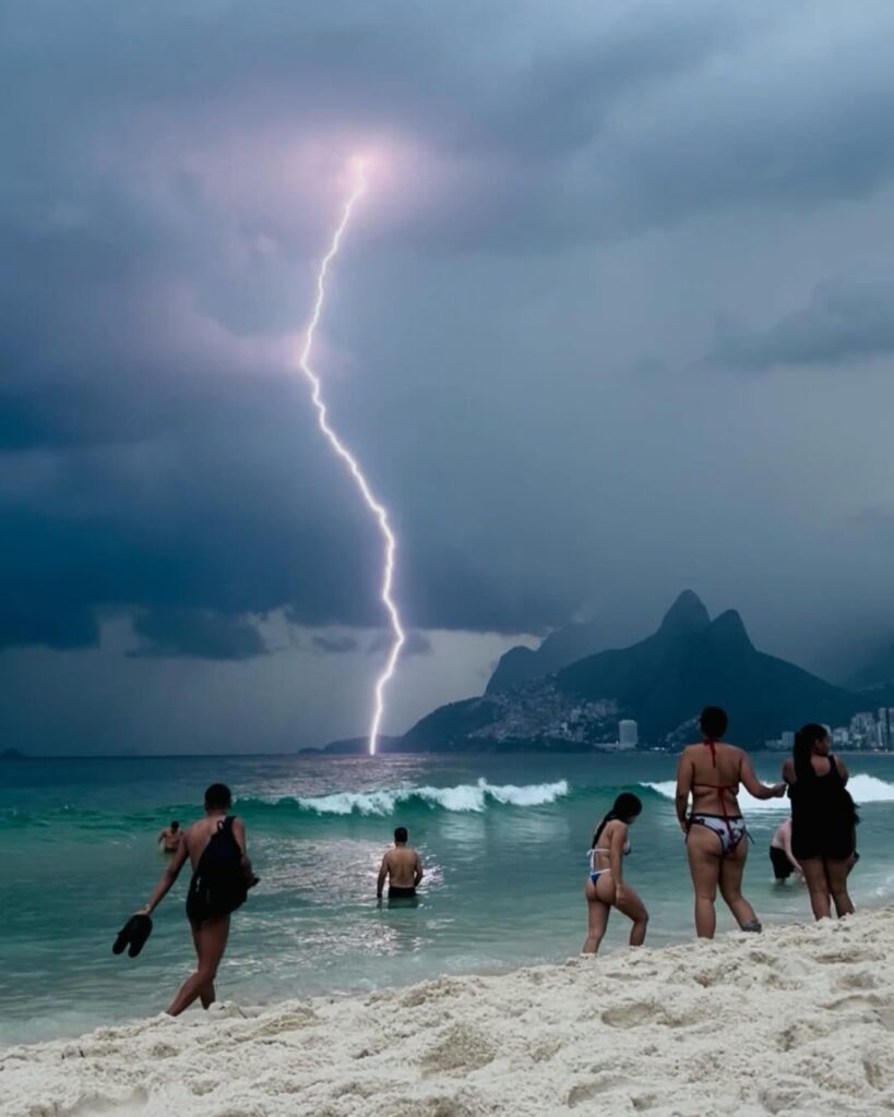 merece-premio-raio-corta-o-ceu-da-praia-de-ipanema-e-foto-feita-por-celular-viraliza