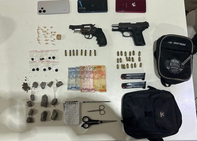 dupla-e-detida-com-armas-e-drogas-durante-acao-policia-militar-em-ipiau