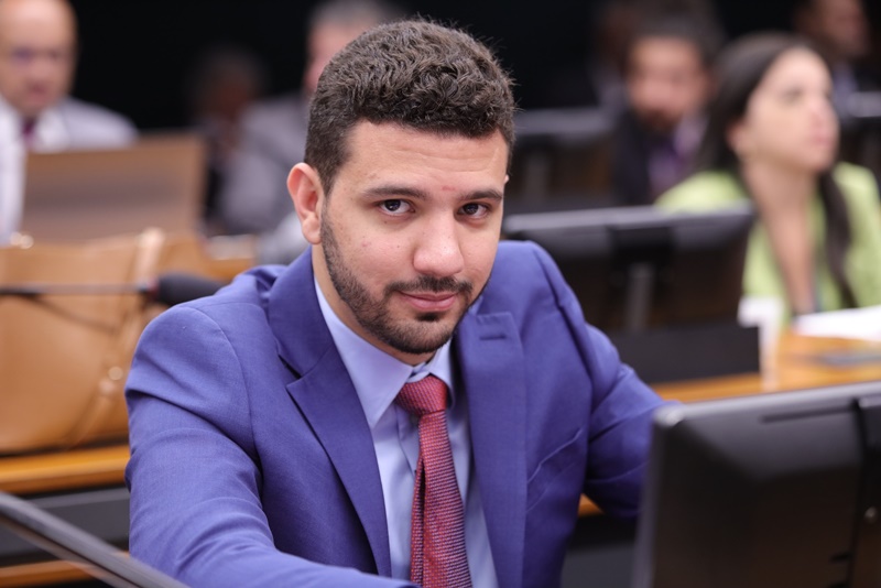 deputado-baiano-neto-carletto-vota-para-blindar-lulinha-de-investigação-mas-proposta-é-rejeitada-na-cpmi