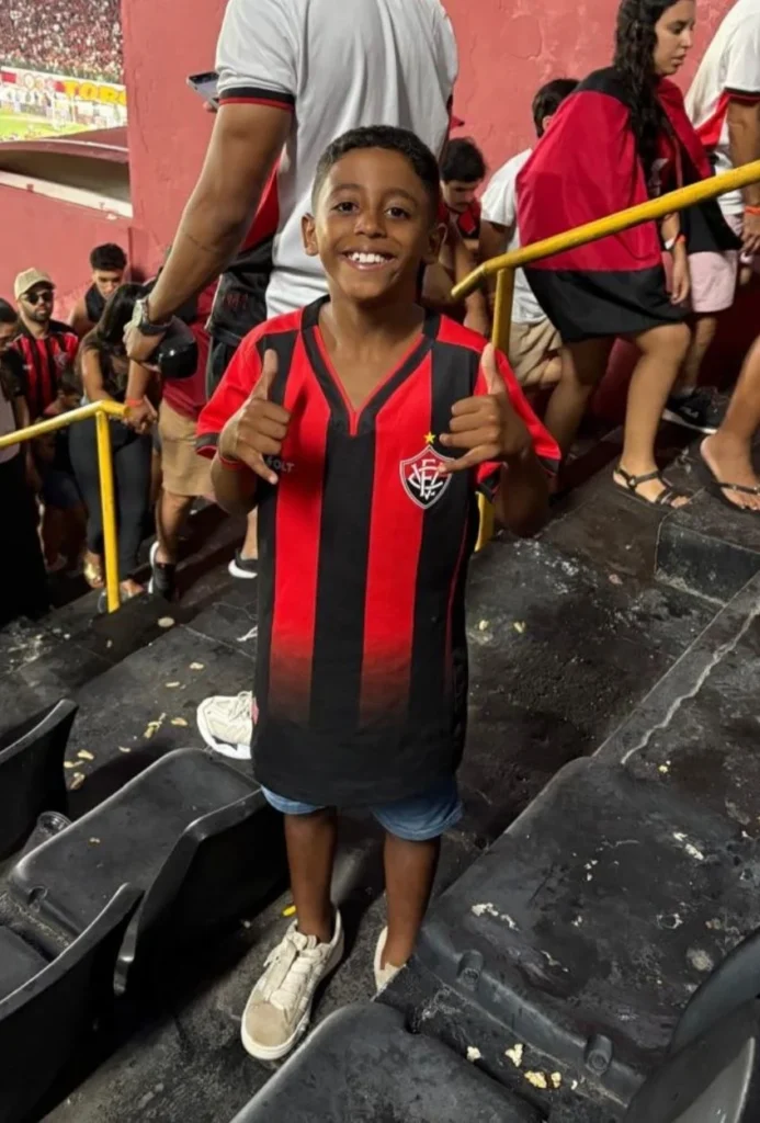 Jovem atleta Vini Risadinha é apresentado nas categorias de base do Esporte Clube Vitória no Barradão após destaque no futebol de base