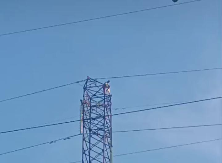 ibirataia-homem-sobe-em-torre-de-transmissao-e-mobiliza-moradores