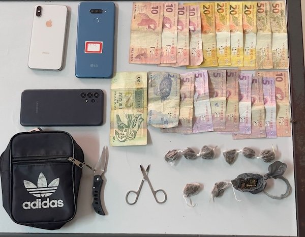 Jovens são detidos pela Polícia Militar em Ipiaú com buchas de maconha na Avenida Lauro de Freitas