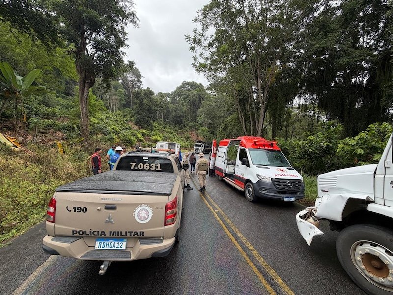 colisao-entre-ambulancia-e-cacamba-deixa-feridos-na-ba-650-entre-ipiau-e-ibirataia