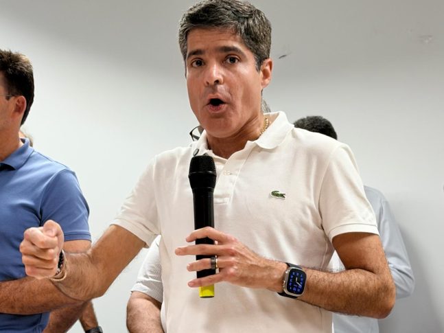 ACM Neto em declaração sobre segurança pública na Bahia, criticando o governo estadual e citando comparação com guerra na Ucrânia.