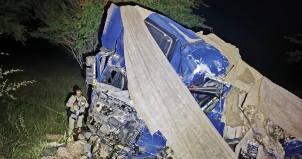Acidente entre dois caminhões na BA-046 entre Milagres e Iaçu deixa quatro mortos e veículos destruídos na pista