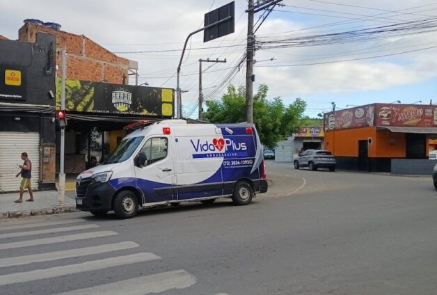 colisao moto ambulancia ipiau no semaforo do centro de Ipiau motociclista ferido