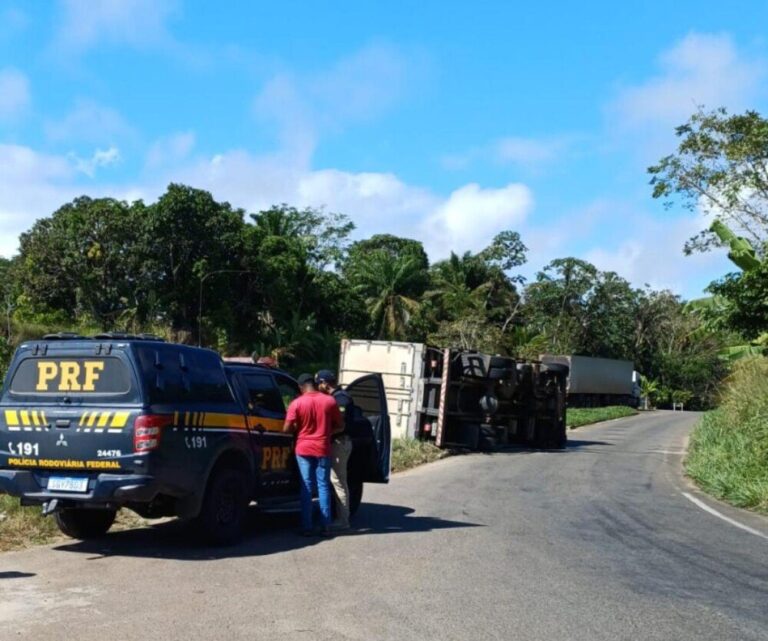 Caminhão carregado de carne tomba no trevo da BR-330 com a BR-101 em Ubaitaba