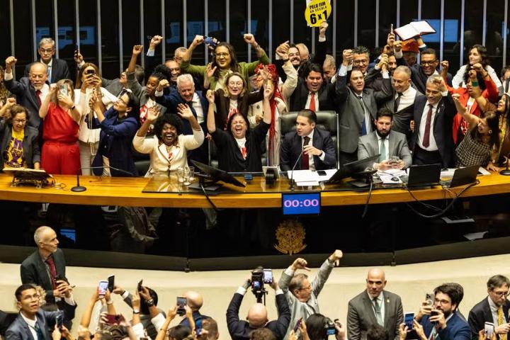 camara-aprova,-em-dois-turnos,-a-pec-pelo-fim-da-escala-6×1