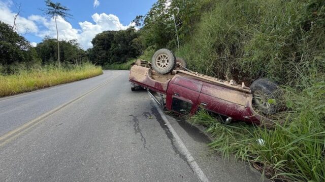 Caminhonete tombada na BA-650 entre Ipiaú e Ibirataia após falha nos freios, com vítimas sendo socorridas pelo Samu