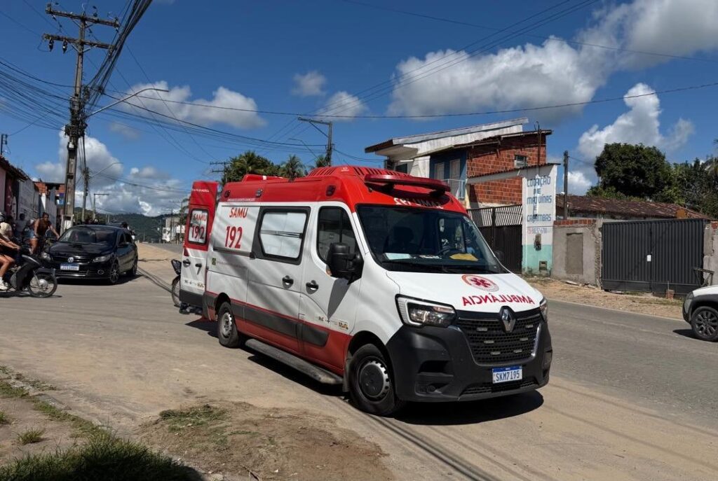 Menino de bicicleta recebe atendimento do Samu após ser atropelado por motocicleta na BR-330, em Ipiaú.