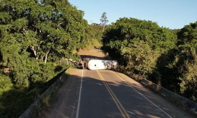 Trecho da BR-330 interditado entre Ubatã e Ubaitaba após tombamento de carreta de gás GLP na região do Oricó, com área isolada pela PRF.