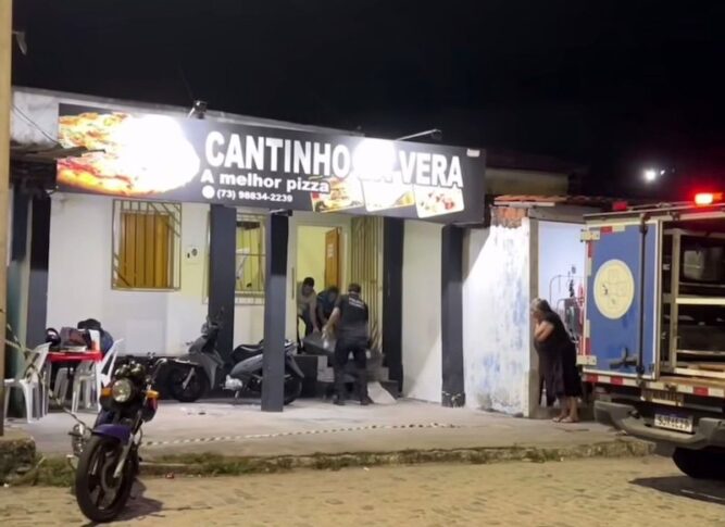 Local de crime em pizzaria de Jequié após homicídio de adolescente de 17 anos morto a tiros na madrugada.