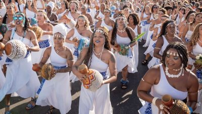 mulheres-na-percussao:-grupo-agbelas-toca-no-pre-carnaval-do-rio