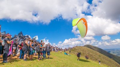 manifestantes-fazem-abraco-simbolico-na-serra-da-moeda,-em-mg