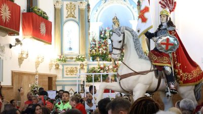 fieis-se-concentram-no-centro-do-rio-para-celebrar-dia-de-sao-jorge