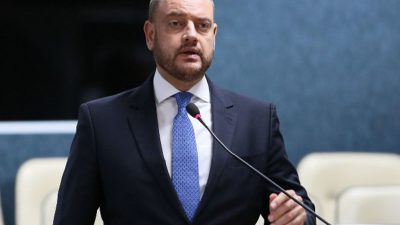 governador-em-exercicio-do-rio-troca-comando-de-secretarias