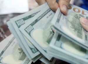 dolar-supera-r$-5-e-bolsa-cai-quase-2%-em-dia-de-turbulencia
