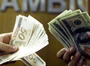 dolar-cai-e-fecha-abaixo-de-r$-5,-apos-recuo-de-trump-no-ira