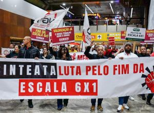 manifestacao-no-aeroporto-de-guarulhos-pede-fim-da-escala-6×1