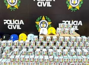 rj:-policia-apreende-mais-de-200-mil-figurinhas-falsificadas-da-copa