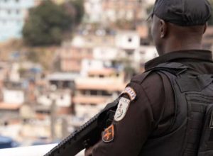 cinco-pessoas-morrem-em-operacao-contra-o-trafico-de-drogas-no-rio