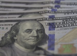 dolar-cai-para-r$-5,03-com-alivio-geopolitico-e-foco-nos-eua