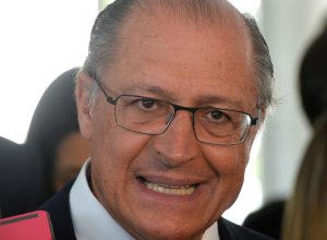e-factoide-do-cla-bolsonaro-para-desviar-do-caso-master,-diz-alckmin