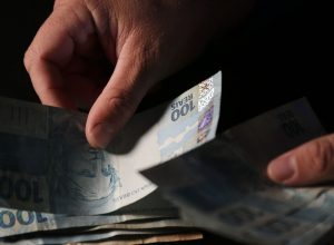 brasileiros-sacaram-em-abril-r$-482,8-milhoes-esquecidos-em-bancos