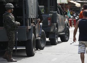 policia-faz-acao-para-cumprir-56-mandados-de-prisao-na-mare,-no-rio