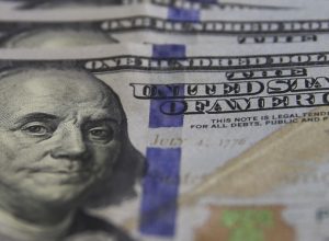 dolar-supera-r$-5,20,-e-bolsa-cai-com-expectativa-por-juros-nos-eua