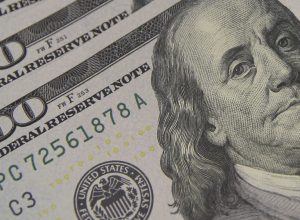 dolar-cai-ao-menor-nivel-em-quase-dois-meses,-com-alivio-externo