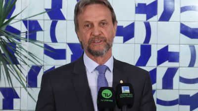 lider-do-pt-passa-mal-e-camara-suspende-votacoes