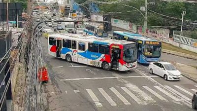 criminosos-usam-onibus-em-barricadas-contra-operacao-policial-no-rio