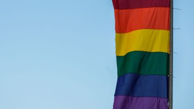 justica-condena-pais-a-indenizar-filho-expulso-por-orientacao-sexual
