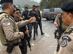 Na-manha-desta-quarta-feira-8-o-Grupamento-de-Operacoes-Aereas-GOA-do-Corpo-de-Bombeiros-Militar-da-Bahia-CBMBA-realizou-uma-remocao-aeromedica-na-Praia-de-Aratuba-na-Ilha-de-Itaparica.-A-32