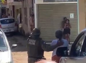 Mulher feita refem por homem armado com faca em Ilheus durante negociacao da Policia Militar