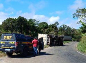 Caminhão carregado de carne tomba no trevo da BR-330 com a BR-101 em Ubaitaba