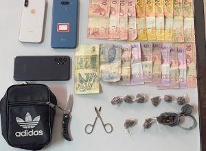 Jovens são detidos pela Polícia Militar em Ipiaú com buchas de maconha na Avenida Lauro de Freitas