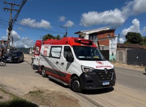 Menino de bicicleta recebe atendimento do Samu após ser atropelado por motocicleta na BR-330, em Ipiaú.