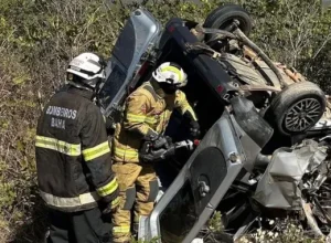 portaldocerrado-batida-entre-dois-carros-na-br-349-deixa-quatro-mortos-em-correntina-na-bahia-acidente-correntina-bahia-678x381