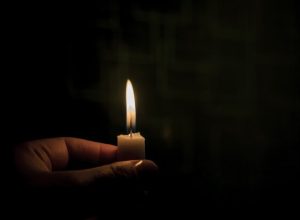 vela-acesa-no-escuro_357889-1789
